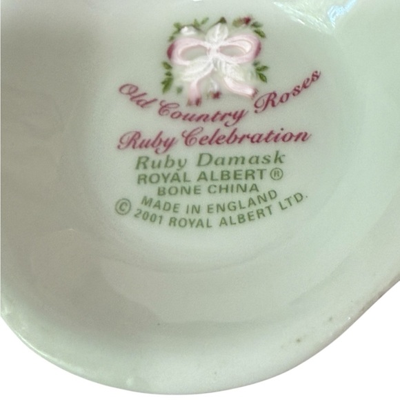 Royal Albert Old Country Roses Ruby Damask 2001 Bone China Teacup and Saucer - Picture 6 of 6